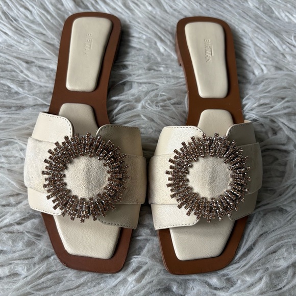 Alexandre Birman Shoes - Alexandre Birman Cream Leather Crystal Round Buckle Slide Sandals